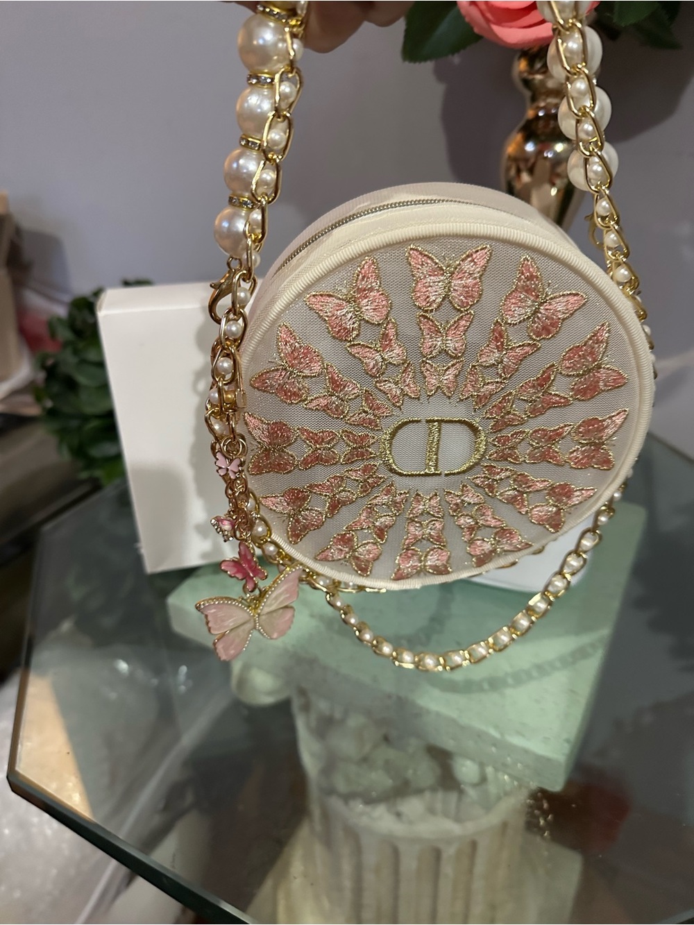 Dior 2026 Spring Limited Edition Butterfly Embroidery Cosmetic
Round Pouch-NIB - Picture 15 of 17